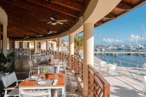Restoran atau tempat lain untuk makan di The Bannister Hotel & Yacht Club by Mint