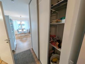 una stanza con un armadio con uno specchio di Central apartment with a view a Växjö