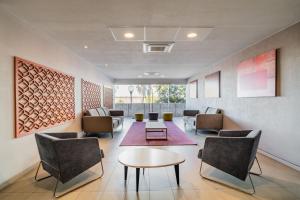 Ο χώρος του lounge ή του μπαρ στο City Express Suites by Marriott Queretaro