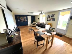 TV a/nebo společenská místnost v ubytování Pierres Dorées : calme et détente à 2 pas de Lyon