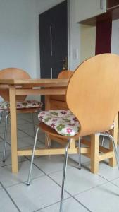 einen Esstisch mit 2 Stühlen und einem Holztisch in der Unterkunft Ferienwohnung in Thurnau in Thurnau