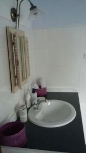 ein Bad mit einem Waschbecken und einem Spiegel in der Unterkunft Ferienwohnung in Thurnau in Thurnau