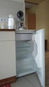 eine Küche mit einem offenen Kühlschrank und einer Spüle in der Unterkunft Ferienwohnung in Thurnau in Thurnau