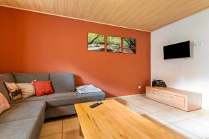 ein Wohnzimmer mit einem Sofa und einem Tisch in der Unterkunft Ziegelhof in Schuttertal