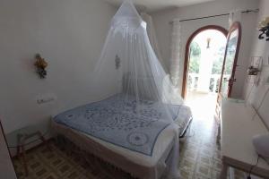 - une chambre avec un lit et une moustiquaire dans l'établissement aralar, à Alcossebre
