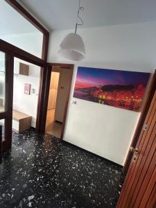 una stanza con una parete bianca e un dipinto sul muro di Victor House by PortofinoVacanze a Santa Margherita Ligure