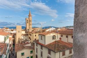 uma vista para uma cidade com uma torre de relógio e telhados em Casa Pantanella a Palazzo Vecchio em Florença