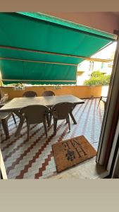 聖馬爾蓋里塔利古雷的住宿－Victor House by PortofinoVacanze，绿色天花板的客房内的桌椅