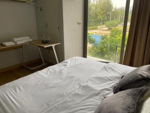 เตียงในห้องที่ Sanctuary Hua Hin near Khao Takiab beach