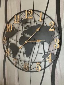 Un reloj negro y dorado con un mapa. en Park Crescent Hotel, en Mánchester