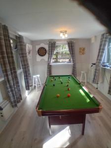 Biliár nebo kulečník v ubytování Clarisses Cottage