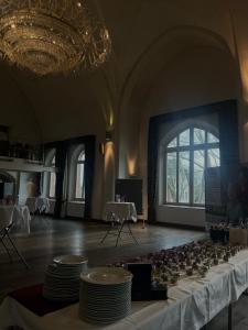 een grote kamer met een tafel met borden erop bij Palace St. George in Mönchengladbach