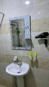 W łazience znajduje się umywalka i lustro. w obiekcie Отель Чынгыз 2 w mieście Osz