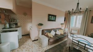 sala de estar con sofá y mesa en Villa de charme avec piscine vue mer et montagne, en Argelès-sur-Mer