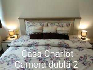 um quarto com uma cama com flores em Casa Charlot em Brasov