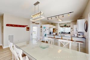 Una cocina o zona de cocina en Dolphin Watch - A Side
