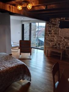 阿利亞里斯的住宿－Pensión rural Pallabarro，一间卧室设有一张床和石墙