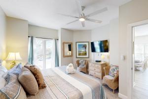 Una televisión o centro de entretenimiento en Dolphin Watch - A Side