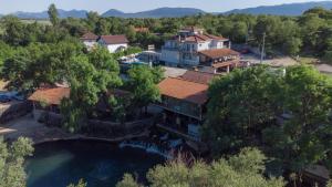 una vista aérea de una casa con estanque en Luxury Apartment & Rooms, en Ljubuški