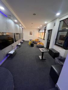 Zimmer mit Sofas und Sofas in einem Zimmer in der Unterkunft Club PlayStation “WarZone” Banjaluka in Banja Luka