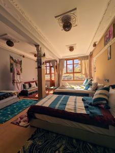 1 dormitorio con 1 cama grande en una habitación en Riad Dar Omar, en Imlil