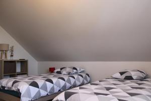 2 nebeneinander sitzende Betten in einem Schlafzimmer in der Unterkunft Gites aux deux Hameaux 2 in Saint-Pierre-Bois