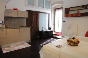 een keuken met een tafel met een fruitmand erop bij La Petite Maison in Ruvo di Puglia