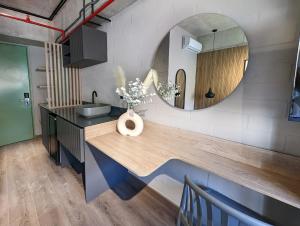 Urbit Social Lofts في ميديلين: حمام مع منضدة مع حوض ومرآة