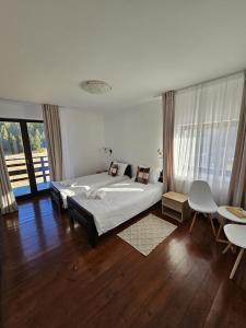 um quarto com uma cama, uma mesa e cadeiras em La Rocca em Fundata