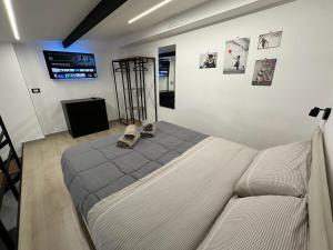 ein Schlafzimmer mit einem großen Bett mit Schuhen drauf in der Unterkunft Palermo Hub in Palermo