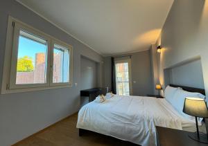 ein Schlafzimmer mit einem weißen Bett und einem Fenster in der Unterkunft Maison Linda - Ponte Milvio Apartment in Rom
