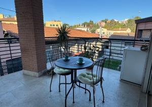 einen Tisch und Stühle auf dem Balkon in der Unterkunft Maison Linda - Ponte Milvio Apartment in Rom