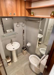 セブシティにあるNear AYALA-Charming Studio with Balcony&Great Viewの洗面台とトイレ付きの小さなバスルーム