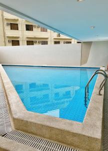 セブシティにあるNear AYALA-Charming Studio with Balcony&Great Viewの建物の真ん中にあるプール