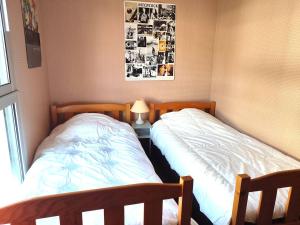 Posteľ alebo postele v izbe v ubytovaní Appartement SUPERBE VUE MER, face à la plage de Tresmeur à TREBEURDEN - Réf 660
