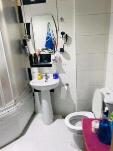 Baño blanco con lavabo y aseo en Ortadoğu apart otel, en Agrı
