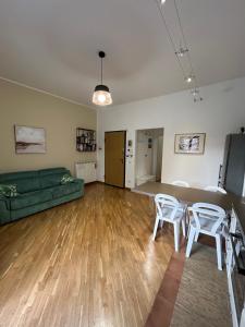 ein Wohnzimmer mit einem grünen Sofa und Stühlen in der Unterkunft Al Cassaro - holiday home in Palermo