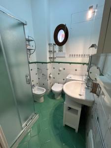 ein Badezimmer mit zwei WCs, zwei Waschbecken und einer Dusche in der Unterkunft Al Cassaro - holiday home in Palermo