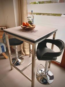 une table avec un bol de fruits dessus dans l'établissement Schöne Aussichten mitten in Berlin - il sole, à Berlin