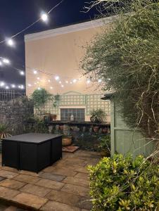 un patio avec une table au milieu d'une cour dans l'établissement Honey Cottage, à Pembrokeshire