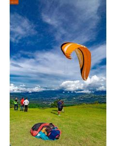 un grupo de personas volando una cometa en un campo en VILLA SIMONE FRENCH ECOLODGE, en Tilarán