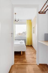 um quarto com uma cama e uma janela em HEMMET Simrishamns vandrarhem och B&B em Simrishamn
