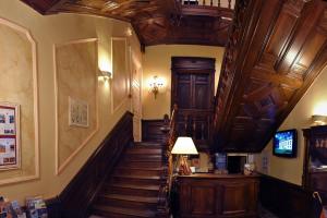 a hallway with a staircase with wooden ceilings at Domaine de Moresville B&B in Flacey