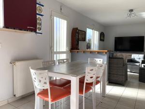 uma sala de jantar com mesa e cadeiras em Maison VUE MER, jardin, terrasse, WIFI, au SUD, à TREBEURDEN - Réf 663 em Trébeurden
