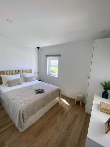 Un pat sau paturi într-o cameră la Bela Vista_ Cozy Apartment with Sea View