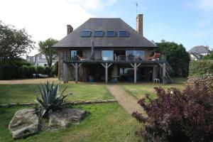 Vonkajšia záhrada v ubytovaní Villa vue mer avec terrasse de 50m2 donnant sur la plage de Goas Treiz à TREBEURDEN Ref-674