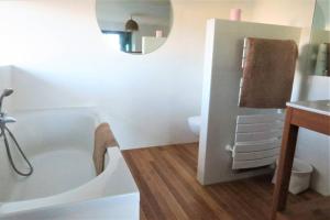 Kúpeľňa v ubytovaní Villa vue mer avec terrasse de 50m2 donnant sur la plage de Goas Treiz à TREBEURDEN Ref-674