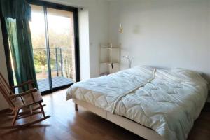 Posteľ alebo postele v izbe v ubytovaní Villa vue mer avec terrasse de 50m2 donnant sur la plage de Goas Treiz à TREBEURDEN Ref-674