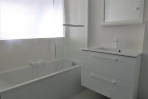 Kúpeľňa v ubytovaní Villa vue mer avec terrasse de 50m2 donnant sur la plage de Goas Treiz à TREBEURDEN Ref-674