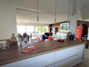 Kuchyňa alebo kuchynka v ubytovaní Villa vue mer avec terrasse de 50m2 donnant sur la plage de Goas Treiz à TREBEURDEN Ref-674